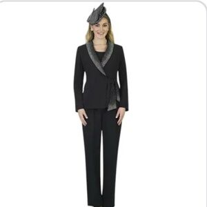 Chic NAVY Women's Pantsuit with Embellished Lapel.